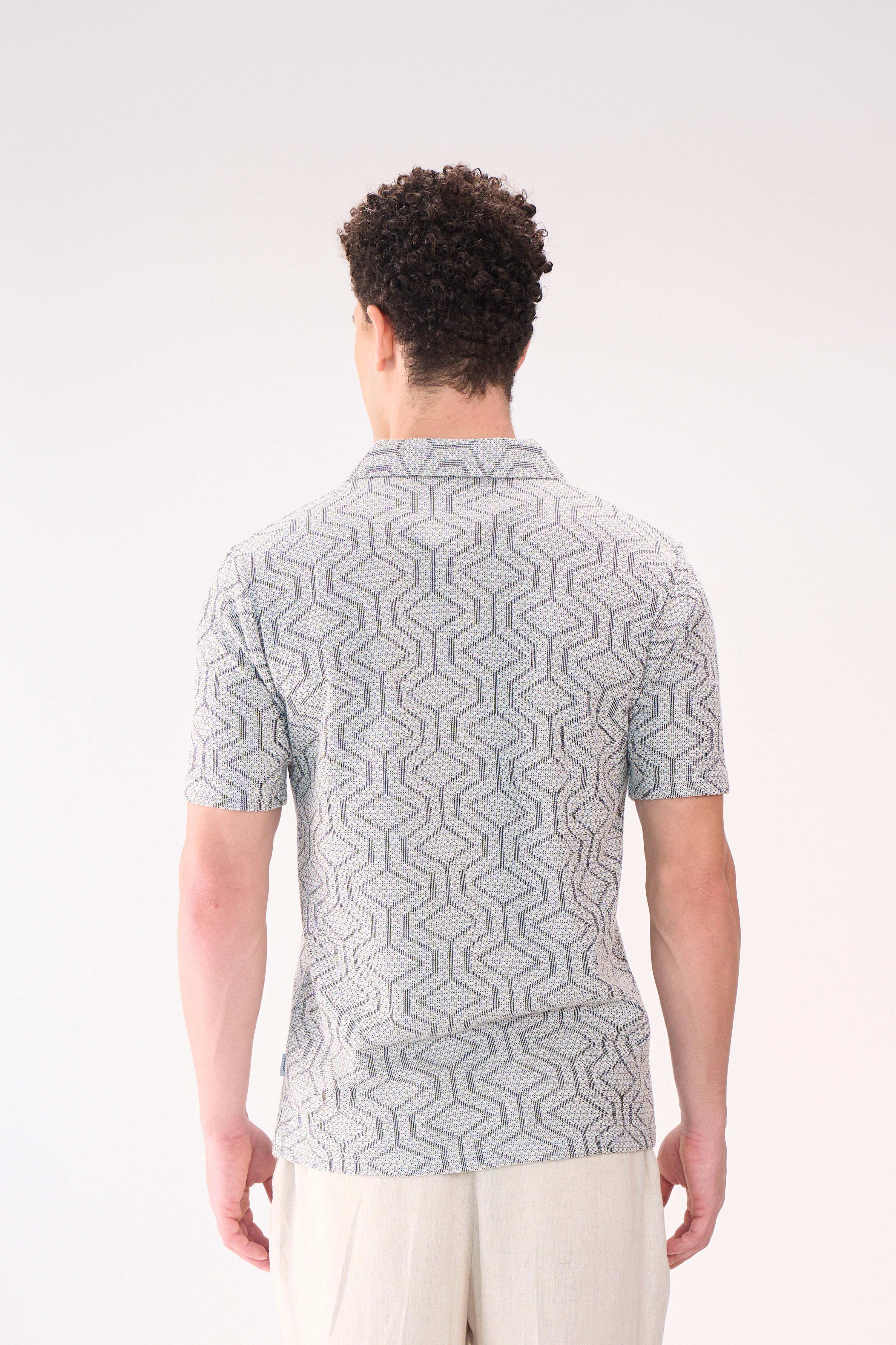GEOMETRIC TEXTURED GREY RESORT COLLAR