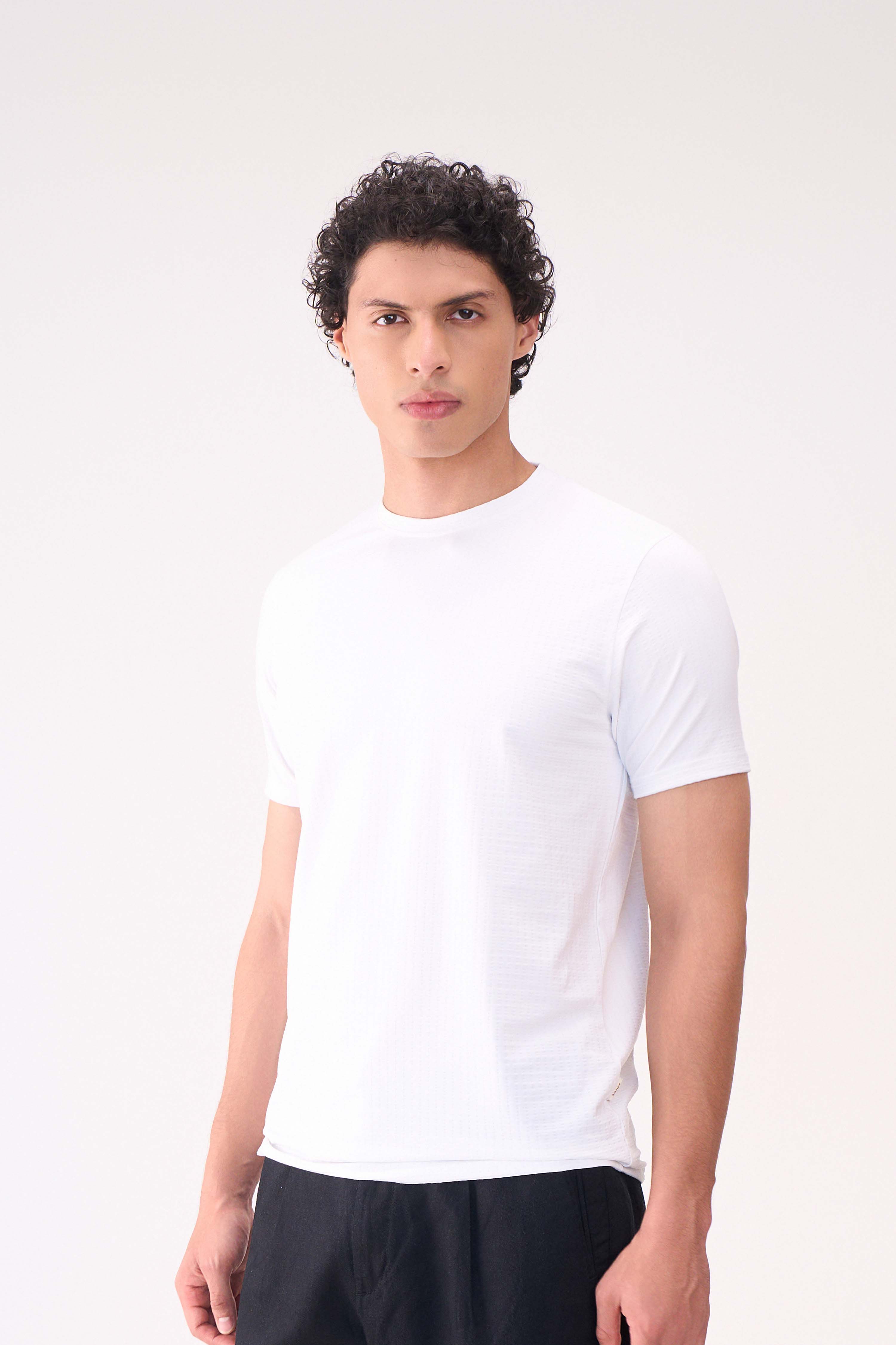 BASIC TEXTURE WHITE TSHIRT
